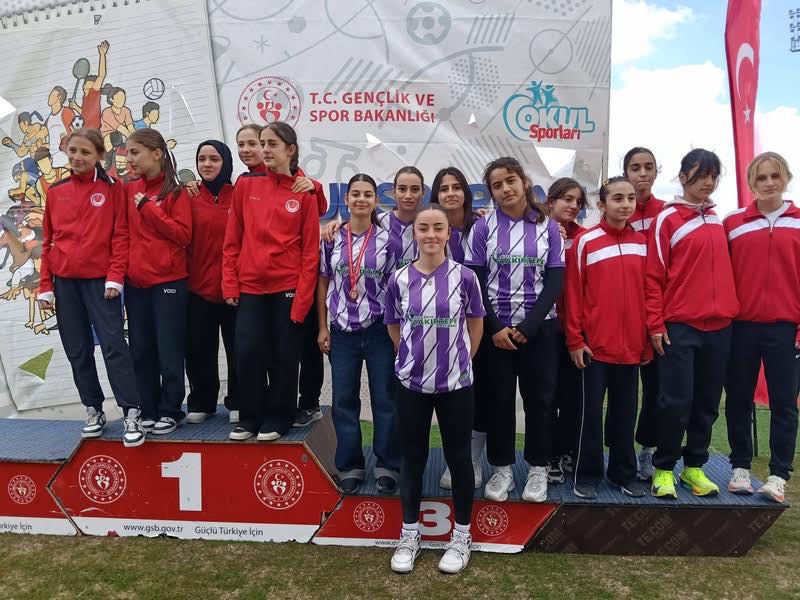 ÜNYE’NİN GURURU: ATLETİZMDE TÜRKİYE DERECELERİ GELDİ