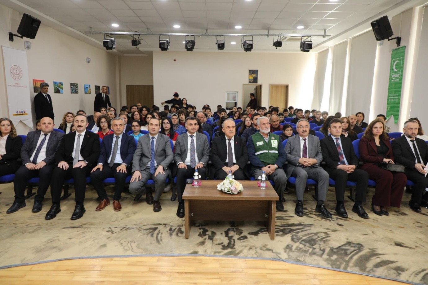 VALİ EROL ÖDÜL TÖRENİNE KATILDI