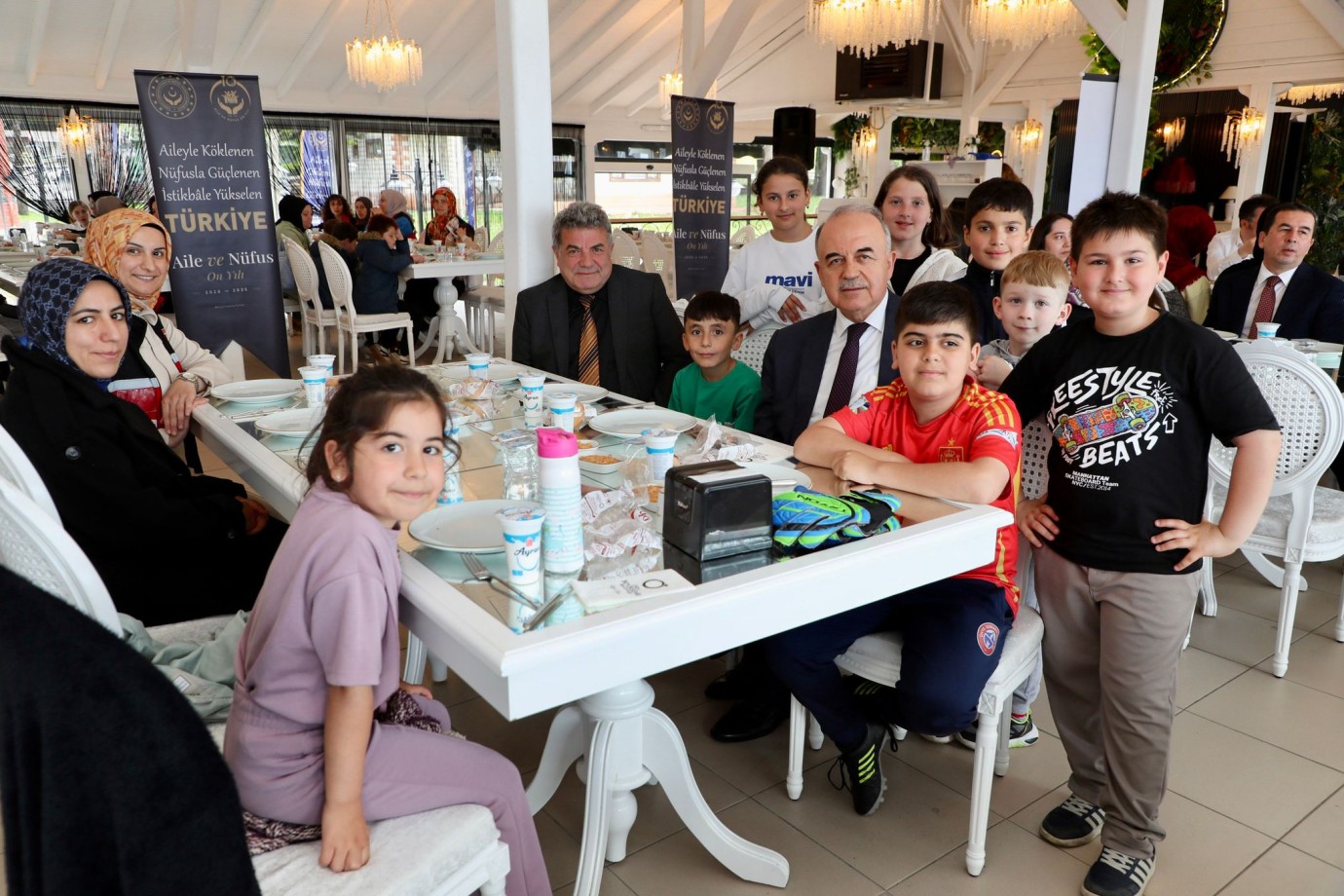 VALİ EROL DİJİTAL DETOKS KAMPI’NDA AİLELERLE BULUŞTU