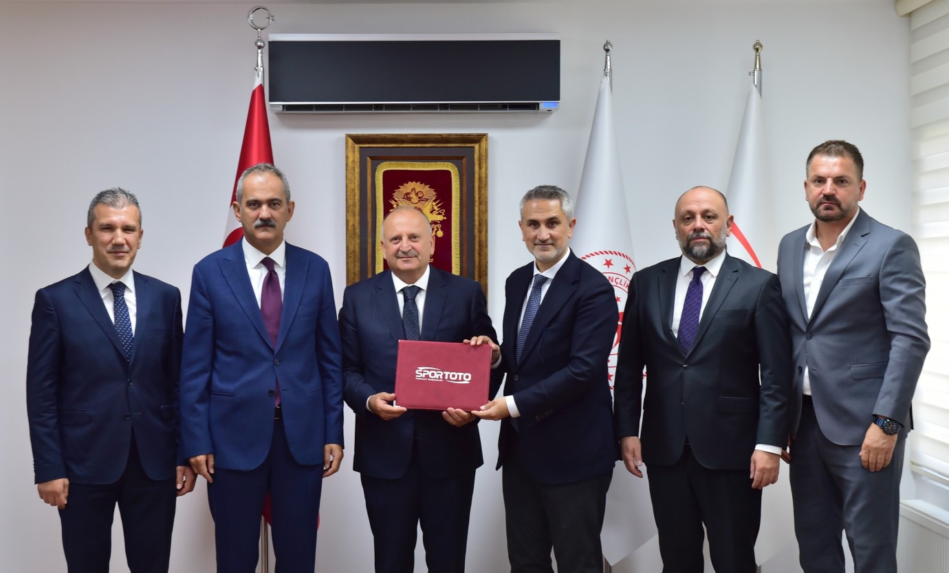 ÜNYE KADIN SPOR KULÜBÜ’NDE TESİSLEŞMEDE TARİHİ ADIM: İKİ KAPALI HALI SAHANIN PROTOKOLÜ İMZALANDI